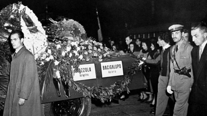 Погребната поворка со ковчезите на Мацола и Бачигалупо