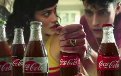 Борба за дечко во новата реклама на Coca-Cola