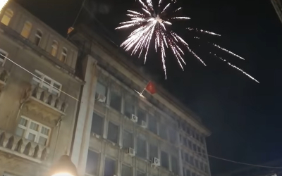 „Делиите“ во Белград се обидоа со огномет да го запалат црногорското знаме